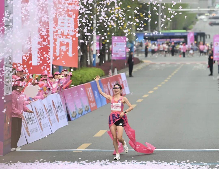V站体育-从“最快女护士”到全职跑者：连拿两冠后，张水华的马拉松商业天花板在哪儿？|奖金|红星新闻|抚远市|柳州市|广西壮族自治区_新浪新闻